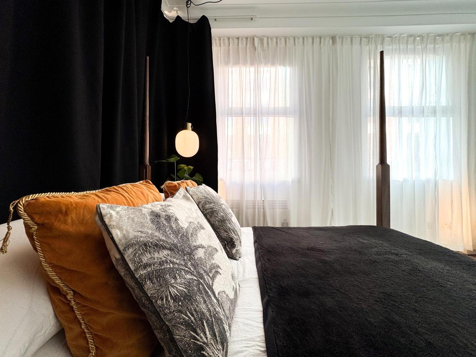 Tranquil Oasis W 100Inch Cinema & Hammock, By The Design Traveller Apartamento Londres Exterior foto